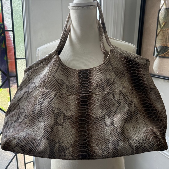 Helen Welsh leather snake skin embossed hand bag. - Picture 1 of 7